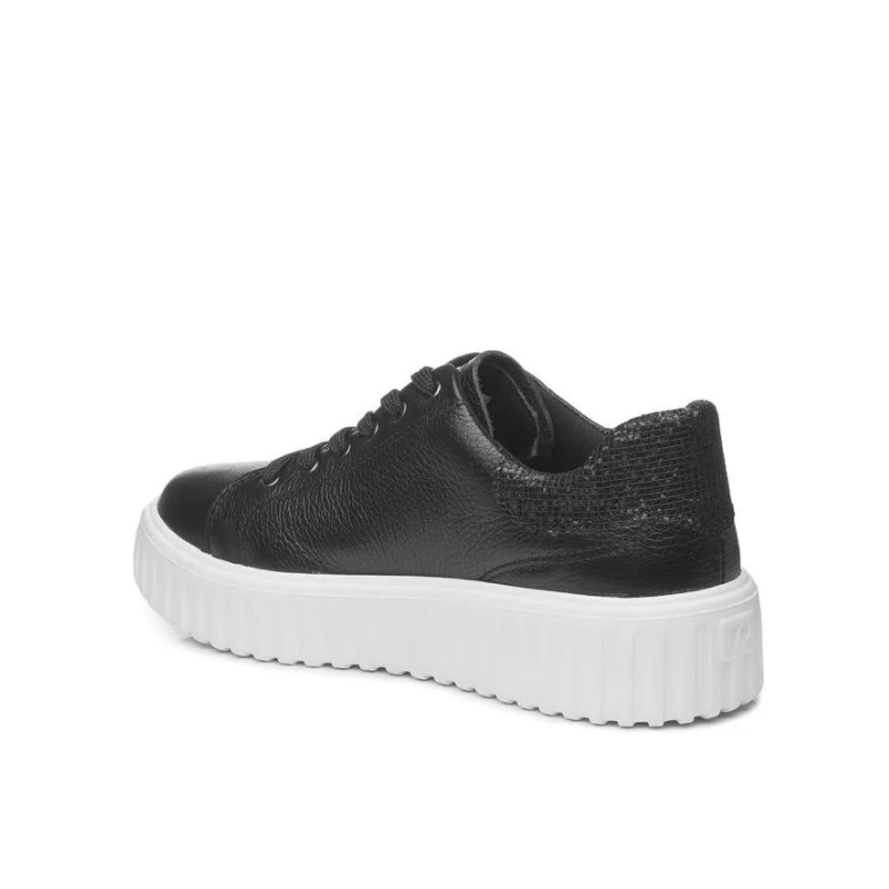 Estas sapatilhas combinam estilo e conforto para o uso diário. Apresentam um design moderno com solado branco robusto que oferece excelente aderência e durabilidade. Fabricadas com materiais de alta qualidade, as sapatilhas são ideais tanto para passeios casuais quanto para ocasiões mais descontraídas, garantindo conforto durante todo o dia.