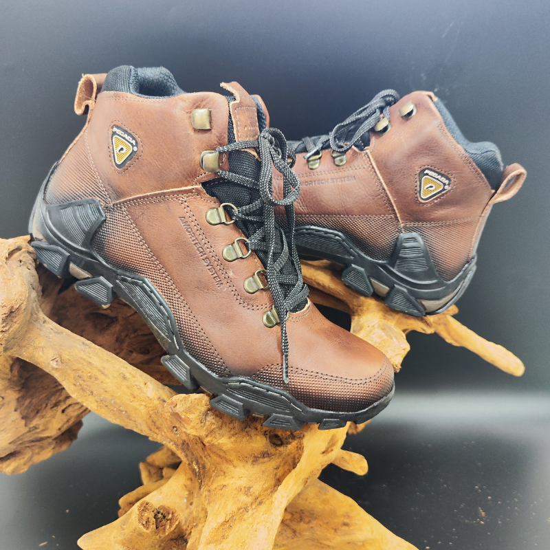 Explore com confiança e estilo com estas botas robustas e versáteis.
Projetadas para aventuras ao ar livre e para o uso diário, estas botas em couro castanho oferecem durabilidade e conforto inigualáveis. Com um sistema de atacadores reforçado, garantem um ajuste seguro, enquanto o solado antiderrapante proporciona excelente tração em diversos terrenos, devido á tecnologia AMORTECH de amortecimento por bolha de ar, material que garante ainda menos impactos ao caminhar.