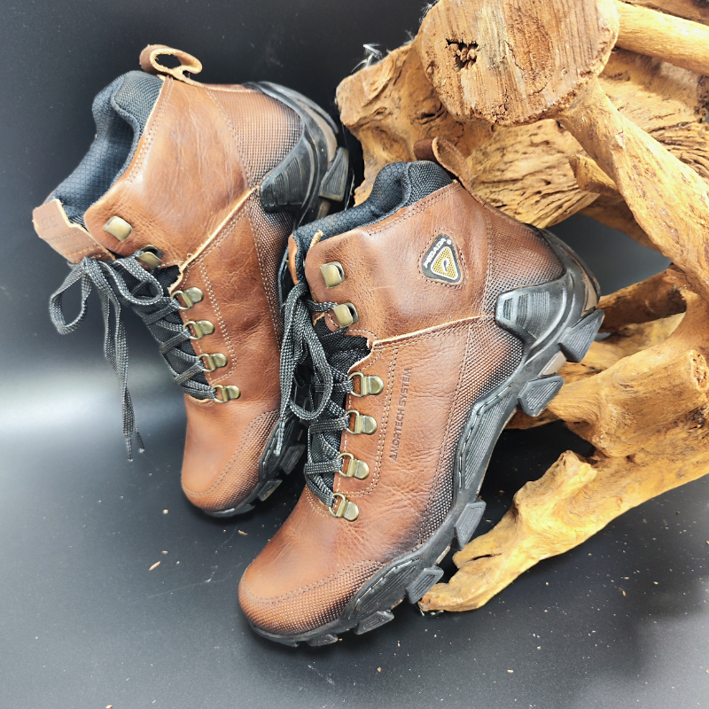Explore com confiança e estilo com estas botas robustas e versáteis.
Projetadas para aventuras ao ar livre e para o uso diário, estas botas em couro castanho oferecem durabilidade e conforto inigualáveis. Com um sistema de atacadores reforçado, garantem um ajuste seguro, enquanto o solado antiderrapante proporciona excelente tração em diversos terrenos, devido á tecnologia AMORTECH de amortecimento por bolha de ar, material que garante ainda menos impactos ao caminhar.