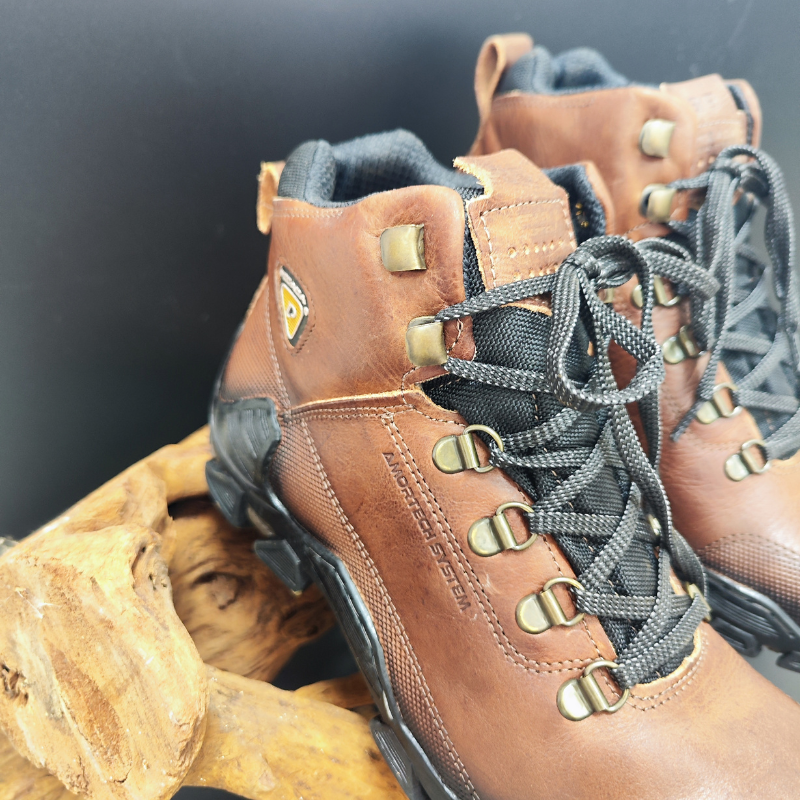 Explore com confiança e estilo com estas botas robustas e versáteis.
Projetadas para aventuras ao ar livre e para o uso diário, estas botas em couro castanho oferecem durabilidade e conforto inigualáveis. Com um sistema de atacadores reforçado, garantem um ajuste seguro, enquanto o solado antiderrapante proporciona excelente tração em diversos terrenos, devido á tecnologia AMORTECH de amortecimento por bolha de ar, material que garante ainda menos impactos ao caminhar.