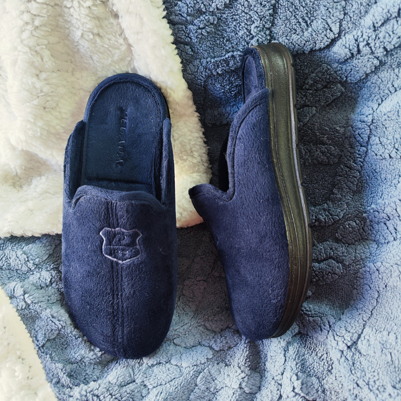 Desfrute do conforto e aconchego nos momentos de descanso com o chinelo de quarto Pegada, especialmente desenvolvido para proporcionar suavidade e bem-estar. Fabricado com material macio e aconchegante, este chinelo envolve os seus pés numa sensação de calor e conforto ideal para os dias mais frios. A sola emborrachada garante segurança e aderência ao caminhar, enquanto o design discreto permite combiná-lo fácilmente com o seu pijama favorito.