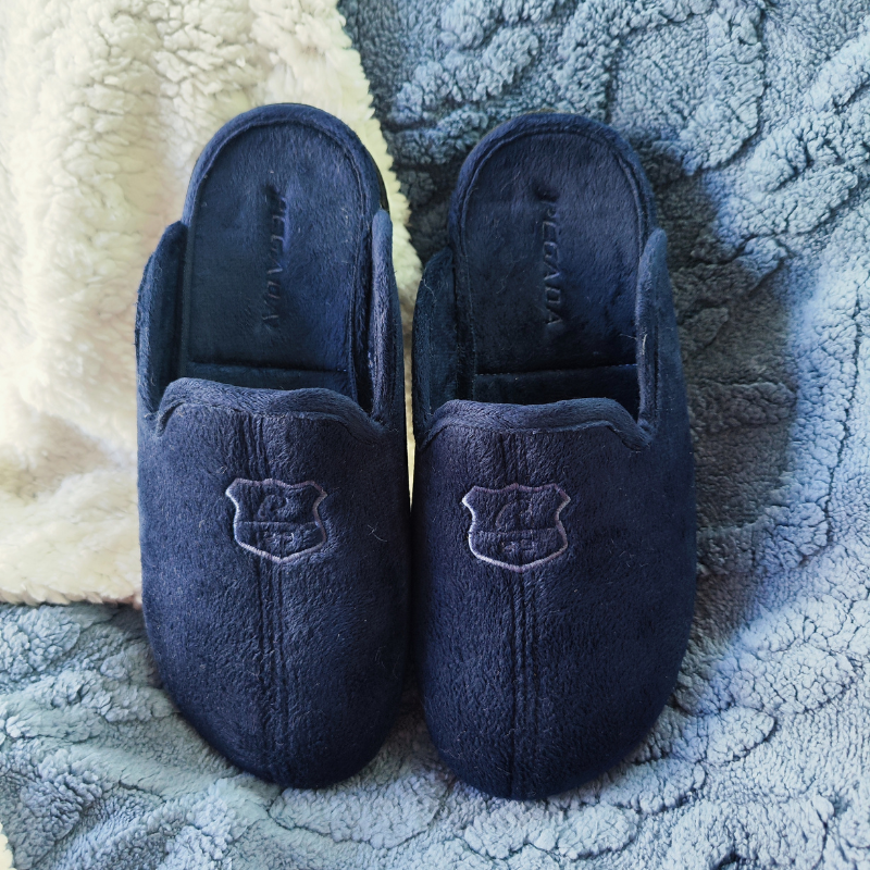 Desfrute do conforto e aconchego nos momentos de descanso com o chinelo de quarto Pegada, especialmente desenvolvido para proporcionar suavidade e bem-estar. Fabricado com material macio e aconchegante, este chinelo envolve os seus pés numa sensação de calor e conforto ideal para os dias mais frios. A sola emborrachada garante segurança e aderência ao caminhar, enquanto o design discreto permite combiná-lo fácilmente com o seu pijama favorito.