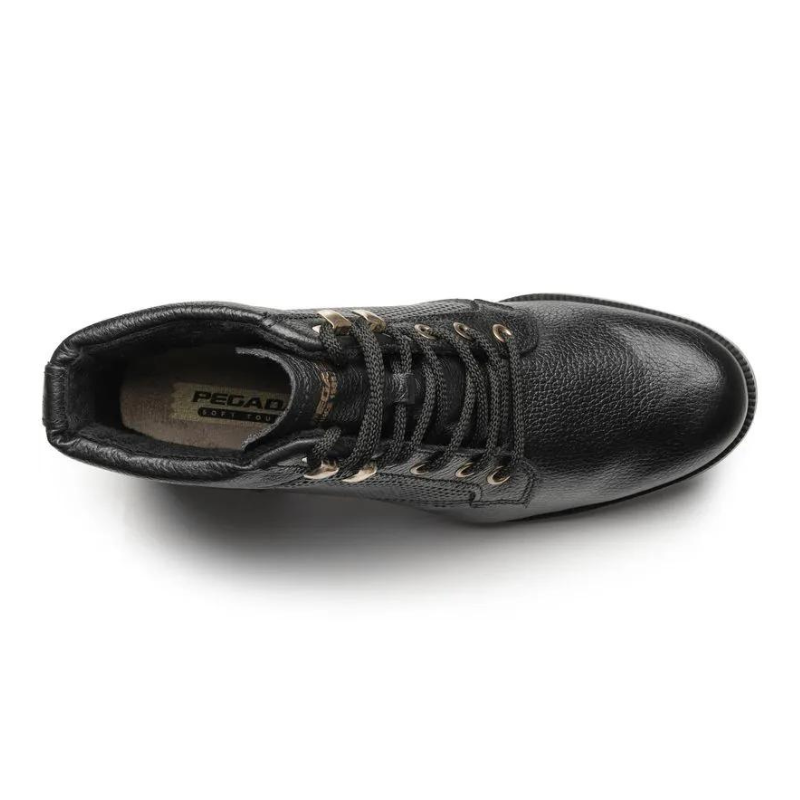Estas botas de cano curto combinam praticidade com um design elegante e moderno.
Fabricadas em couro texturizado, apresentam detalhes em metal dourado nas ilhoses e um acabamento impecável que exala sofisticação. O modelo com amarração em atacadores oferece um ajuste personalizado, enquanto o salto baixo e grosso garante conforto e estabilidade para o uso diário.