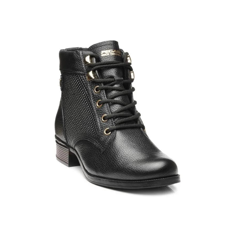 Estas botas de cano curto combinam praticidade com um design elegante e moderno.
Fabricadas em couro texturizado, apresentam detalhes em metal dourado nas ilhoses e um acabamento impecável que exala sofisticação. O modelo com amarração em atacadores oferece um ajuste personalizado, enquanto o salto baixo e grosso garante conforto e estabilidade para o uso diário.