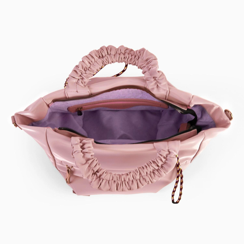 Esta carteira é um acessório projetado para elevar os seus looks da época primavera-verão ao próximo nível. Com a sua funcionalidade inovadora e design versátil, esta carteira destaca-se como uma peça essencial para qualquer guarda-roupa. Com o ajuste da alça, esta carteira transforma-se com facilidade.