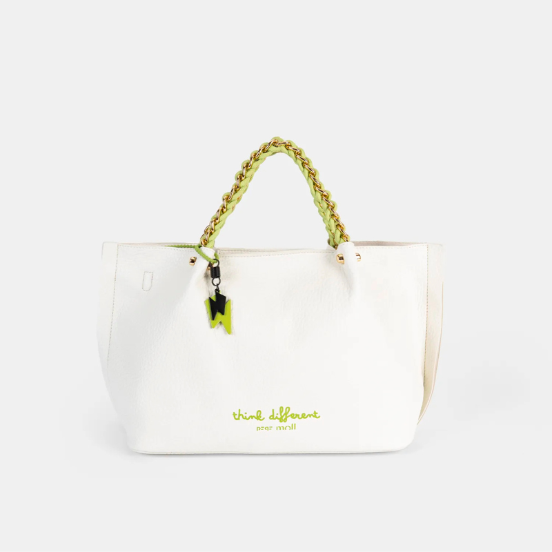 Esta carteira de mão da Pepe Moll é um verdadeiro ícone de sofisticação e estilo.
Com um design elegante e contemporâneo, apresenta um acabamento em pele sintética texturizada, complementado por detalhes em dourado que realçam a sua beleza. As alças de corrente entrelaçadas com tecido adicionam um toque exclusivo e moderno, tornando-a perfeita para ocasiões especiais ou para elevar o visual do dia a dia.