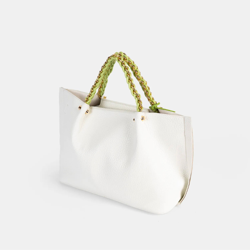 Esta carteira de mão da Pepe Moll é um verdadeiro ícone de sofisticação e estilo.
Com um design elegante e contemporâneo, apresenta um acabamento em pele sintética texturizada, complementado por detalhes em dourado que realçam a sua beleza. As alças de corrente entrelaçadas com tecido adicionam um toque exclusivo e moderno, tornando-a perfeita para ocasiões especiais ou para elevar o visual do dia a dia.