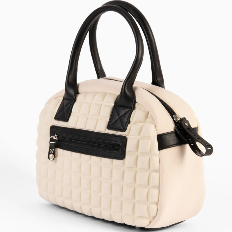 Prepare-se para elevar o seu estilo com esta carteira. Com um acabamento em neoprene que combina moda e funcionalidade, esta carteira é perfeita para quem procura um visual diferenciado sem abrir mão do conforto. O neoprene não só confere um visual moderno e sofisticado, mas também oferece durabilidade e resistência, garantindo que ela permaneça impecável ao longo do tempo.