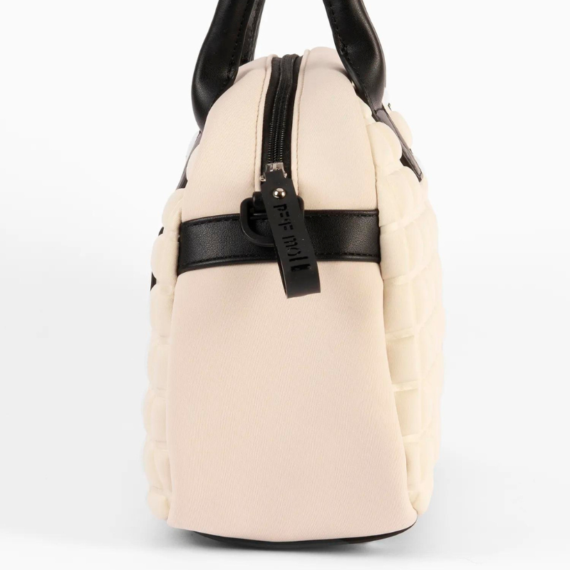 Prepare-se para elevar o seu estilo com esta carteira. Com um acabamento em neoprene que combina moda e funcionalidade, esta carteira é perfeita para quem procura um visual diferenciado sem abrir mão do conforto. O neoprene não só confere um visual moderno e sofisticado, mas também oferece durabilidade e resistência, garantindo que ela permaneça impecável ao longo do tempo.