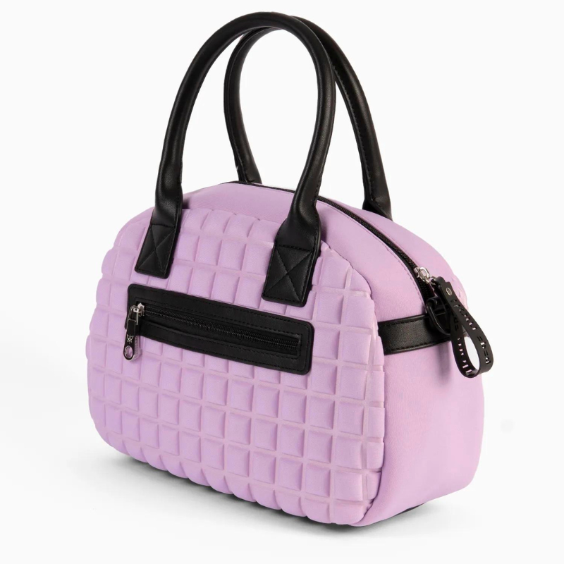 Prepare-se para elevar o seu estilo com esta carteira. Com um acabamento em neoprene que combina moda e funcionalidade, esta carteira é perfeita para quem procura um visual diferenciado sem abrir mão do conforto. O neoprene não só confere um visual moderno e sofisticado, mas também oferece durabilidade e resistência, garantindo que ela permaneça impecável ao longo do tempo.