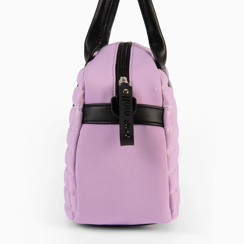 Prepare-se para elevar o seu estilo com esta carteira. Com um acabamento em neoprene que combina moda e funcionalidade, esta carteira é perfeita para quem procura um visual diferenciado sem abrir mão do conforto. O neoprene não só confere um visual moderno e sofisticado, mas também oferece durabilidade e resistência, garantindo que ela permaneça impecável ao longo do tempo.