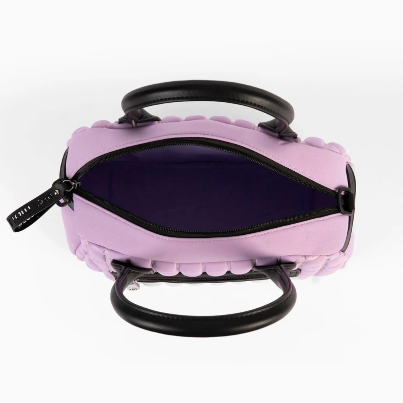 Prepare-se para elevar o seu estilo com esta carteira. Com um acabamento em neoprene que combina moda e funcionalidade, esta carteira é perfeita para quem procura um visual diferenciado sem abrir mão do conforto. O neoprene não só confere um visual moderno e sofisticado, mas também oferece durabilidade e resistência, garantindo que ela permaneça impecável ao longo do tempo.