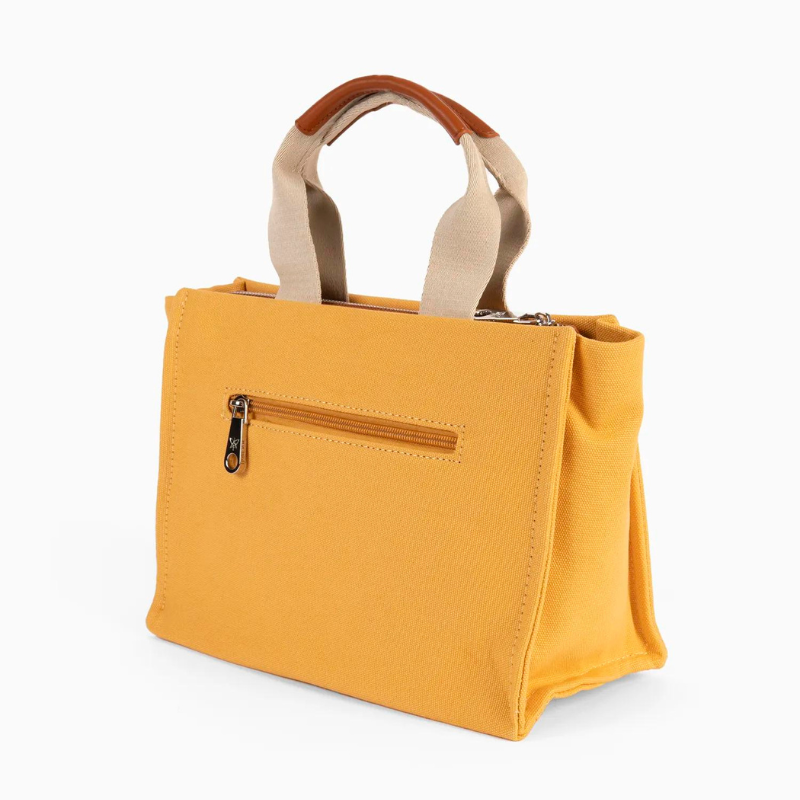 Elevando a elegância ao próximo nível, esta carteira é o acessório que definitivamente não vai querer deixar de fora do seu guarda-roupa nesta estação. Desenhada para a mulher moderna que valoriza tanto a estética quanto a praticidade, esta carteira destaca-se não apenas pelo seu estilo único, mas também pelo seu design inovador.