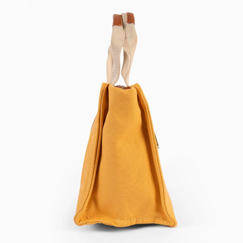 Elevando a elegância ao próximo nível, esta carteira é o acessório que definitivamente não vai querer deixar de fora do seu guarda-roupa nesta estação. Desenhada para a mulher moderna que valoriza tanto a estética quanto a praticidade, esta carteira destaca-se não apenas pelo seu estilo único, mas também pelo seu design inovador.