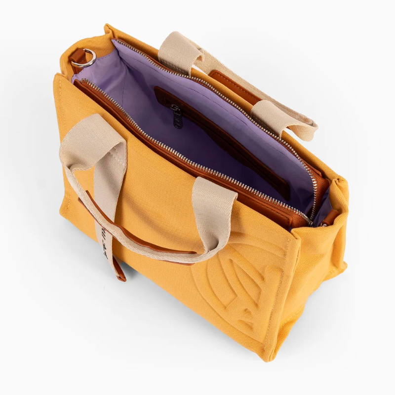 Elevando a elegância ao próximo nível, esta carteira é o acessório que definitivamente não vai querer deixar de fora do seu guarda-roupa nesta estação. Desenhada para a mulher moderna que valoriza tanto a estética quanto a praticidade, esta carteira destaca-se não apenas pelo seu estilo único, mas também pelo seu design inovador.