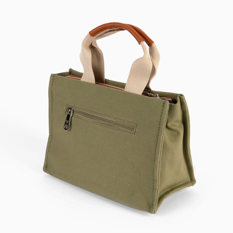 Elevando a elegância ao próximo nível, esta carteira é o acessório que definitivamente não vai querer deixar de fora do seu guarda-roupa nesta estação. Desenhada para a mulher moderna que valoriza tanto a estética quanto a praticidade, esta carteira destaca-se não apenas pelo seu estilo único, mas também pelo seu design inovador.