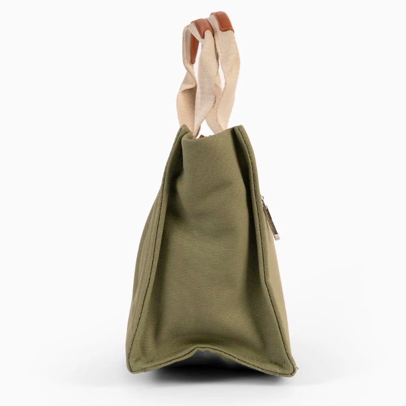 Elevando a elegância ao próximo nível, esta carteira é o acessório que definitivamente não vai querer deixar de fora do seu guarda-roupa nesta estação. Desenhada para a mulher moderna que valoriza tanto a estética quanto a praticidade, esta carteira destaca-se não apenas pelo seu estilo único, mas também pelo seu design inovador.
