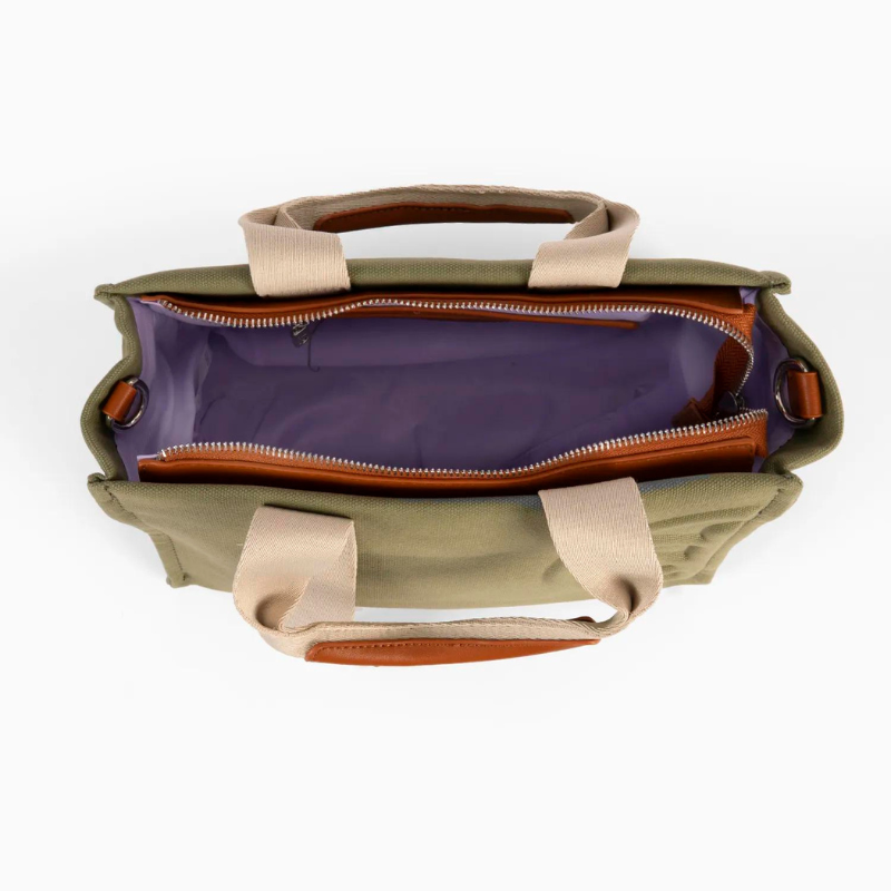 Elevando a elegância ao próximo nível, esta carteira é o acessório que definitivamente não vai querer deixar de fora do seu guarda-roupa nesta estação. Desenhada para a mulher moderna que valoriza tanto a estética quanto a praticidade, esta carteira destaca-se não apenas pelo seu estilo único, mas também pelo seu design inovador.