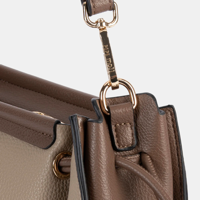 Esta carteira, é uma peça sofisticada e versátil que combina estilo e funcionalidade.
Fabricada em material texturizado de alta qualidade, apresenta um acabamento refinado e detalhes elegantes, como fechos e argolas douradas que conferem um toque de modernidade.