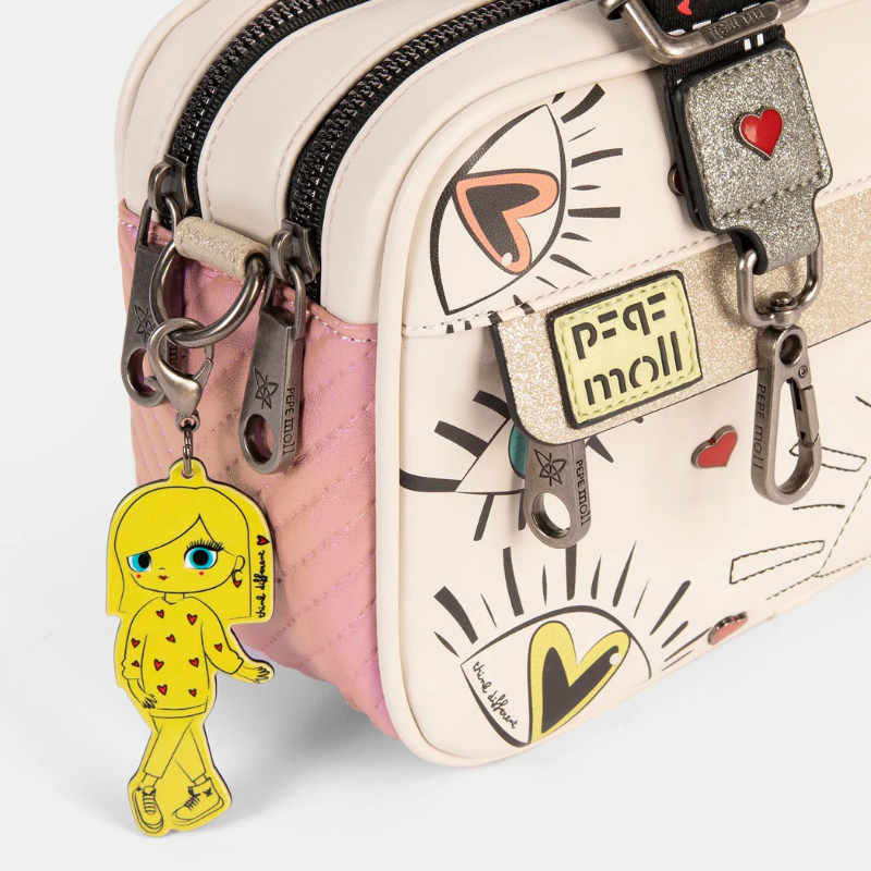 Esta carteira é perfeita para quem procura um acessório moderno e cheio de personalidade.
Com um design vibrante e original, apresenta ilustrações divertidas de olhos, corações e símbolos que remetem a um estilo artístico e ousado. A tira dourada com a inscrição "free spirit" adiciona um toque elegante e sofisticado.