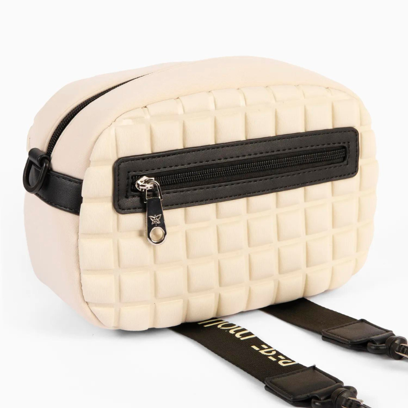 A carteira perfeita para quem procura praticidade e estilo num único acessório. Com o seu material de estilo neoprene, esta bolsa crossbody oferece uma abordagem diferenciada e confortável para o seu dia a dia, permitindo que mantenha suas mãos livres enquanto arrasa nos seus looks.