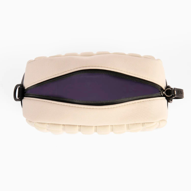 A carteira perfeita para quem procura praticidade e estilo num único acessório. Com o seu material de estilo neoprene, esta bolsa crossbody oferece uma abordagem diferenciada e confortável para o seu dia a dia, permitindo que mantenha suas mãos livres enquanto arrasa nos seus looks.