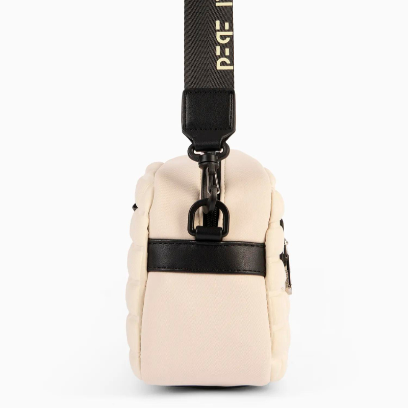 A carteira perfeita para quem procura praticidade e estilo num único acessório. Com o seu material de estilo neoprene, esta bolsa crossbody oferece uma abordagem diferenciada e confortável para o seu dia a dia, permitindo que mantenha suas mãos livres enquanto arrasa nos seus looks.