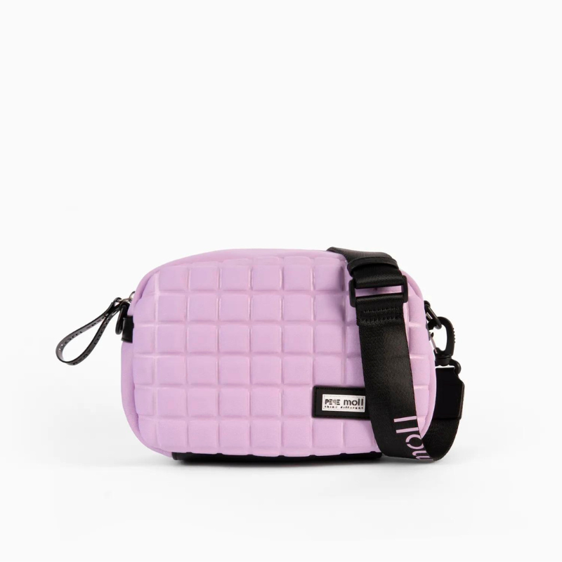 A carteira perfeita para quem procura praticidade e estilo num único acessório. Com o seu material de estilo neoprene, esta bolsa crossbody oferece uma abordagem diferenciada e confortável para o seu dia a dia, permitindo que mantenha suas mãos livres enquanto arrasa nos seus looks.