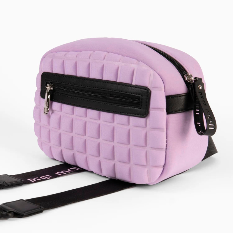 A carteira perfeita para quem procura praticidade e estilo num único acessório. Com o seu material de estilo neoprene, esta bolsa crossbody oferece uma abordagem diferenciada e confortável para o seu dia a dia, permitindo que mantenha suas mãos livres enquanto arrasa nos seus looks.