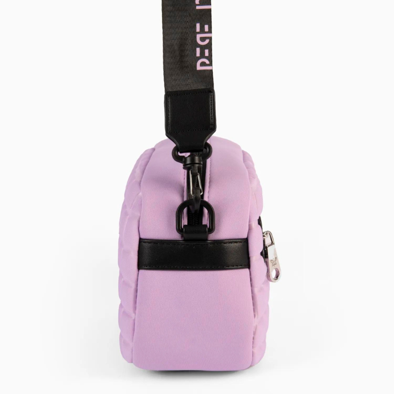 A carteira perfeita para quem procura praticidade e estilo num único acessório. Com o seu material de estilo neoprene, esta bolsa crossbody oferece uma abordagem diferenciada e confortável para o seu dia a dia, permitindo que mantenha suas mãos livres enquanto arrasa nos seus looks.
