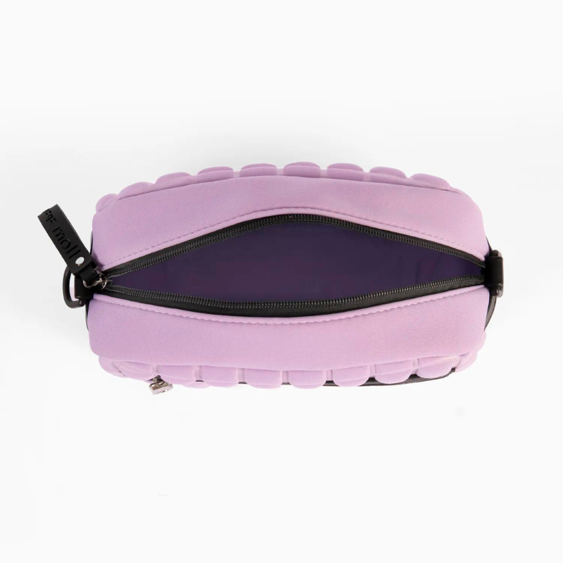 A carteira perfeita para quem procura praticidade e estilo num único acessório. Com o seu material de estilo neoprene, esta bolsa crossbody oferece uma abordagem diferenciada e confortável para o seu dia a dia, permitindo que mantenha suas mãos livres enquanto arrasa nos seus looks.