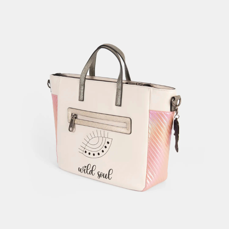 Esta carteira única e vibrante é perfeita para quem procura um acessório cheio de personalidade e estilo.
Com um design exclusivo que mistura ilustrações artísticas de olhos, corações e frases inspiradoras como “Free Spirit”, é ideal para mulheres modernas e criativas. A combinação de tons claros, metálicos e detalhes em rosa brilhante no coração central transmite um toque divertido e elegante.