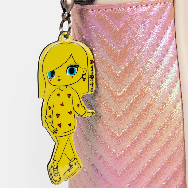 Esta carteira única e vibrante é perfeita para quem procura um acessório cheio de personalidade e estilo.
Com um design exclusivo que mistura ilustrações artísticas de olhos, corações e frases inspiradoras como “Free Spirit”, é ideal para mulheres modernas e criativas. A combinação de tons claros, metálicos e detalhes em rosa brilhante no coração central transmite um toque divertido e elegante.