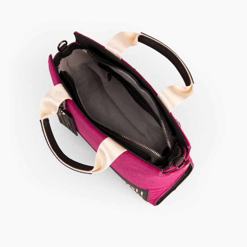Elegante e contemporânea, esta carteira é cheia de estilo. Com alça removível e ajustável e fecho de correr. É uma escolha estilosa e prática para quem valoriza a combinação de moda e sustentabilidade. O feltro, com a sua textura única e propriedades duráveis, oferece um visual distinto que se destaca, tornando-se uma adição valiosa ao guarda-roupa de qualquer pessoa.