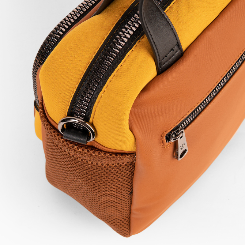 Esta carteira de mão combina estilo, funcionalidade e versatilidade. O tecido em neoprene é um material durável e flexível. Com alça de ombro removível e fecho de correr. Esta carteira tem bastante espaço para todos os seus pertences, com bolsos interiores e exteriores. Perfeita para esta estação. Este modelo obteve o certificado vegano pela organização mundial PETA (Organização dos Direitos dos Animais).
