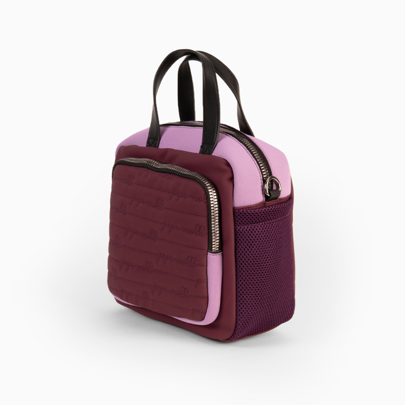 Esta carteira de mão combina estilo, funcionalidade e versatilidade. O tecido em neoprene é um material durável e flexível. Com alça de ombro removível e fecho de correr. Esta carteira tem bastante espaço para todos os seus pertences, com bolsos interiores e exteriores. Perfeita para esta estação. Este modelo obteve o certificado vegano pela organização mundial PETA (Organização dos Direitos dos Animais).