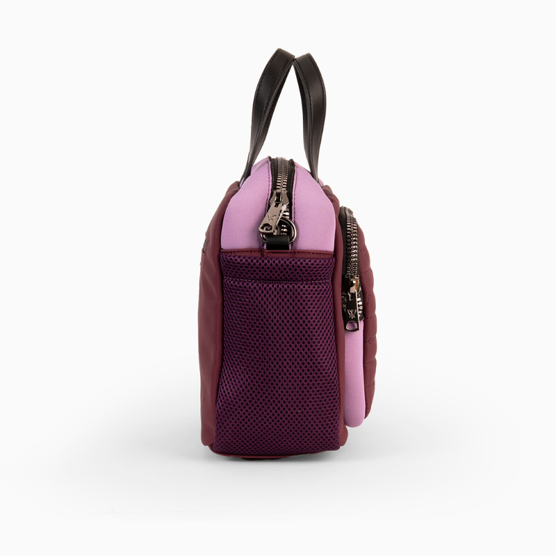 Esta carteira de mão combina estilo, funcionalidade e versatilidade. O tecido em neoprene é um material durável e flexível. Com alça de ombro removível e fecho de correr. Esta carteira tem bastante espaço para todos os seus pertences, com bolsos interiores e exteriores. Perfeita para esta estação. Este modelo obteve o certificado vegano pela organização mundial PETA (Organização dos Direitos dos Animais).