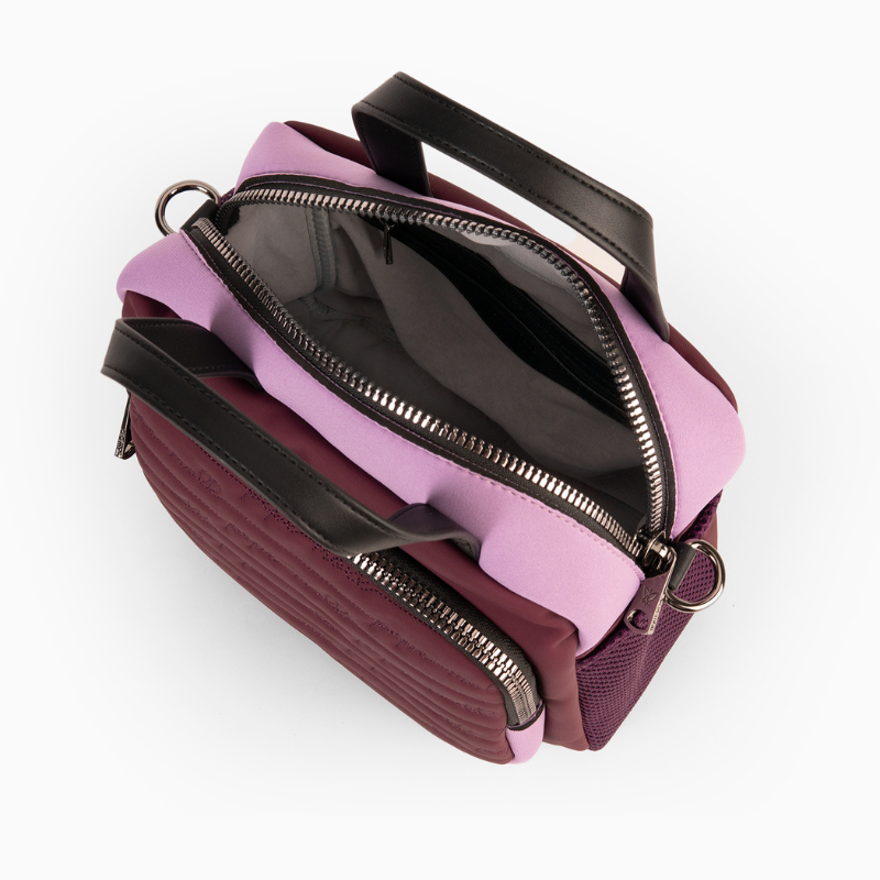 Esta carteira de mão combina estilo, funcionalidade e versatilidade. O tecido em neoprene é um material durável e flexível. Com alça de ombro removível e fecho de correr. Esta carteira tem bastante espaço para todos os seus pertences, com bolsos interiores e exteriores. Perfeita para esta estação. Este modelo obteve o certificado vegano pela organização mundial PETA (Organização dos Direitos dos Animais).