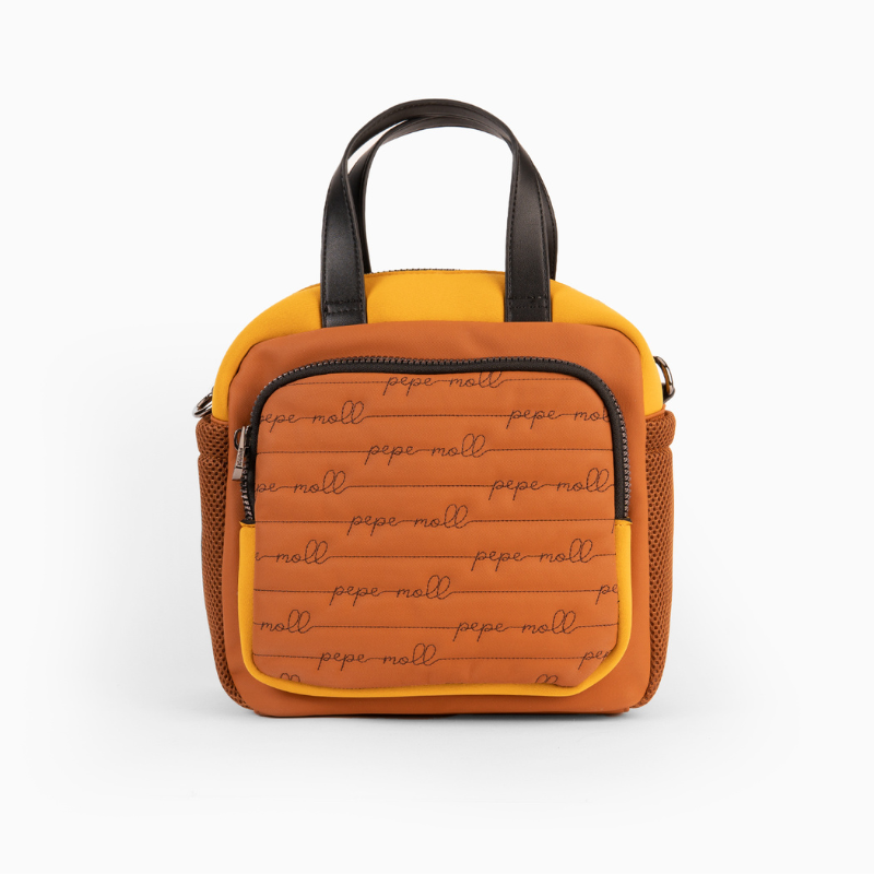 Esta carteira de mão combina estilo, funcionalidade e versatilidade. O tecido em neoprene é um material durável e flexível. Com alça de ombro removível e fecho de correr. Esta carteira tem bastante espaço para todos os seus pertences, com bolsos interiores e exteriores. Perfeita para esta estação. Este modelo obteve o certificado vegano pela organização mundial PETA (Organização dos Direitos dos Animais).