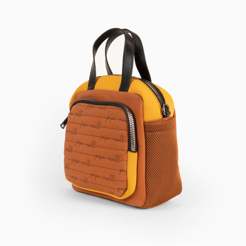 Esta carteira de mão combina estilo, funcionalidade e versatilidade. O tecido em neoprene é um material durável e flexível. Com alça de ombro removível e fecho de correr. Esta carteira tem bastante espaço para todos os seus pertences, com bolsos interiores e exteriores. Perfeita para esta estação. Este modelo obteve o certificado vegano pela organização mundial PETA (Organização dos Direitos dos Animais).