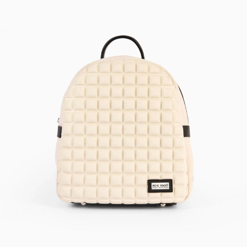 Esta mochila é a companheira ideal para as suas aventuras de viagem. Destaca-se pela sua praticidade e estilo inconfundível, tornando-se uma escolha inteligente para quem está sempre em movimento.
