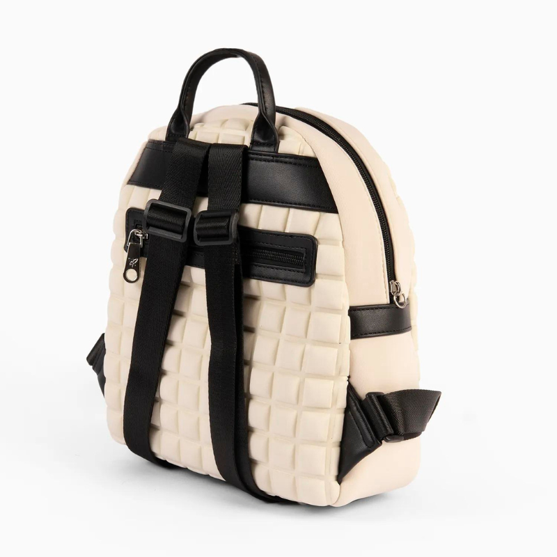 Esta mochila é a companheira ideal para as suas aventuras de viagem. Destaca-se pela sua praticidade e estilo inconfundível, tornando-se uma escolha inteligente para quem está sempre em movimento.