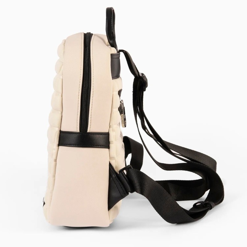 Esta mochila é a companheira ideal para as suas aventuras de viagem. Destaca-se pela sua praticidade e estilo inconfundível, tornando-se uma escolha inteligente para quem está sempre em movimento.
