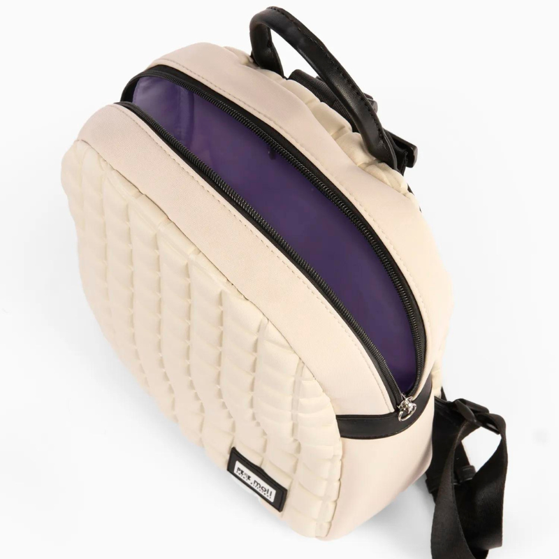 Esta mochila é a companheira ideal para as suas aventuras de viagem. Destaca-se pela sua praticidade e estilo inconfundível, tornando-se uma escolha inteligente para quem está sempre em movimento.