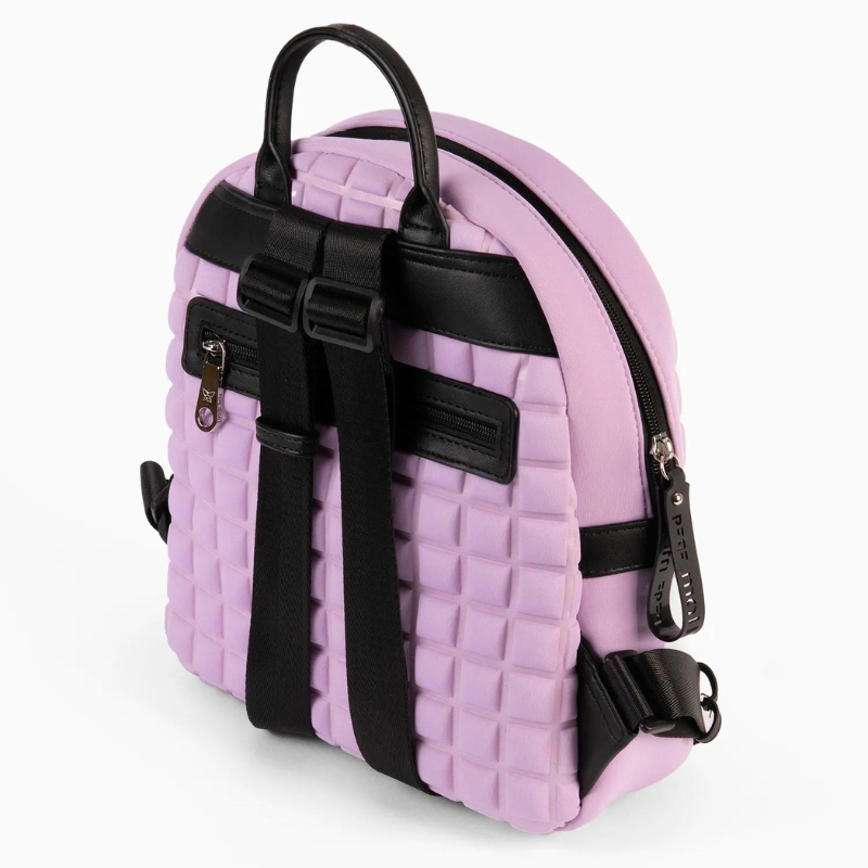 Esta mochila é a companheira ideal para as suas aventuras de viagem. Destaca-se pela sua praticidade e estilo inconfundível, tornando-se uma escolha inteligente para quem está sempre em movimento.