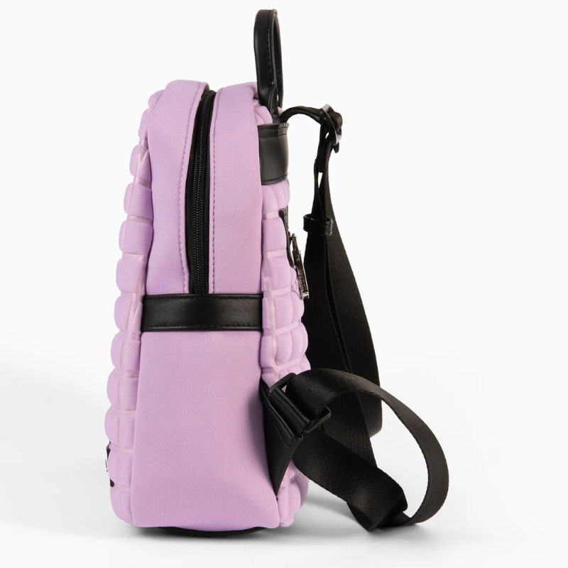 Esta mochila é a companheira ideal para as suas aventuras de viagem. Destaca-se pela sua praticidade e estilo inconfundível, tornando-se uma escolha inteligente para quem está sempre em movimento.
