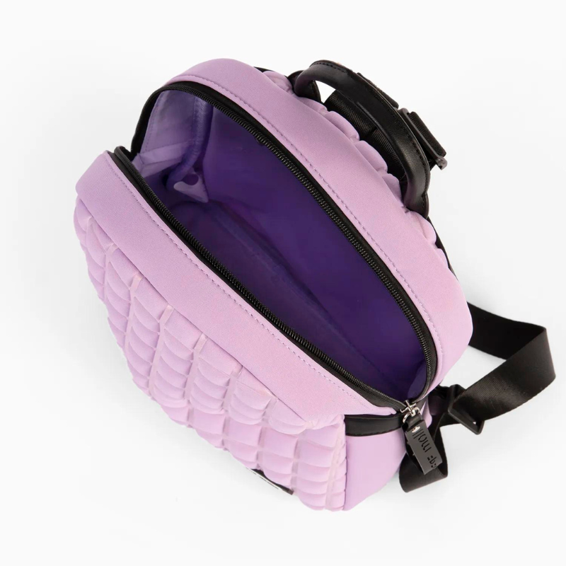 Esta mochila é a companheira ideal para as suas aventuras de viagem. Destaca-se pela sua praticidade e estilo inconfundível, tornando-se uma escolha inteligente para quem está sempre em movimento.
