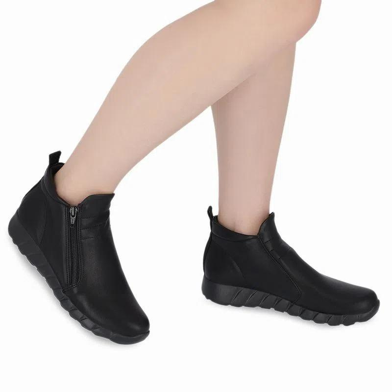 Elegante e fashion, para garantir conforto aos seus pés, a bota Fabi é uma opção ideal. Leve e flexível, este modelo foi pensado nas necessidades de todas as mulheres. Com super amortecimento, proporciona maior absorção de impactos. O acabamento confortável e o forro super macio tornam-na indispensável para quem precisa ficar horas de pé no trabalho.