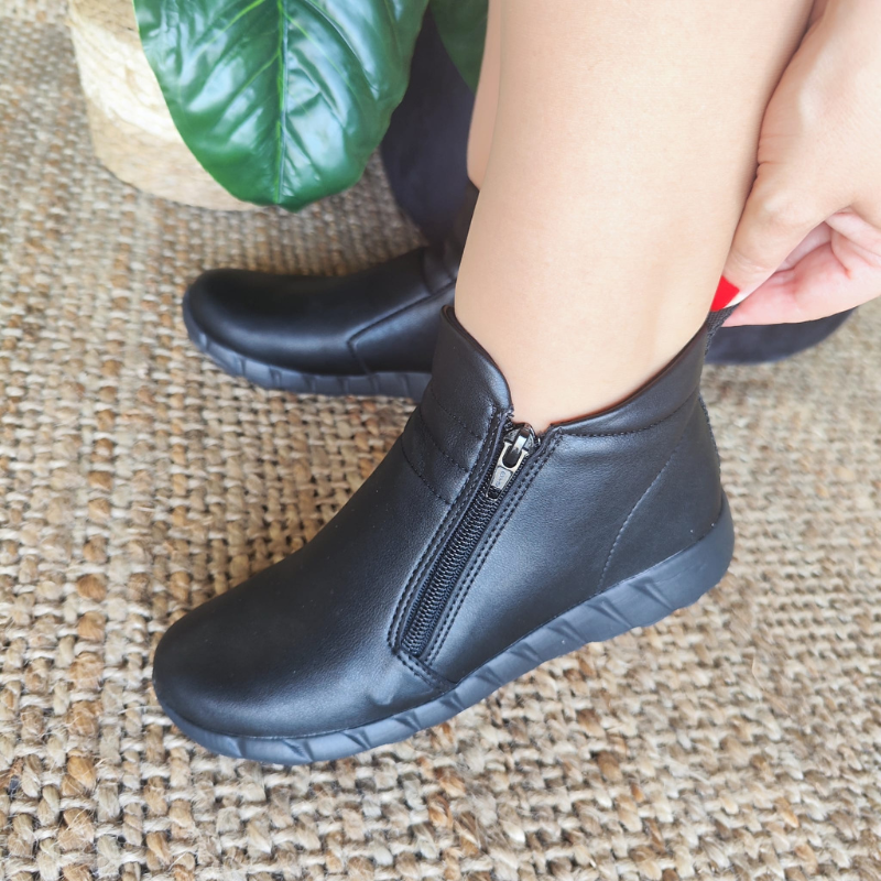 Elegante e fashion, para garantir conforto aos seus pés, a bota Fabi é uma opção ideal. Leve e flexível, este modelo foi pensado nas necessidades de todas as mulheres. Com super amortecimento, proporciona maior absorção de impactos. O acabamento confortável e o forro super macio tornam-na indispensável para quem precisa ficar horas de pé no trabalho.