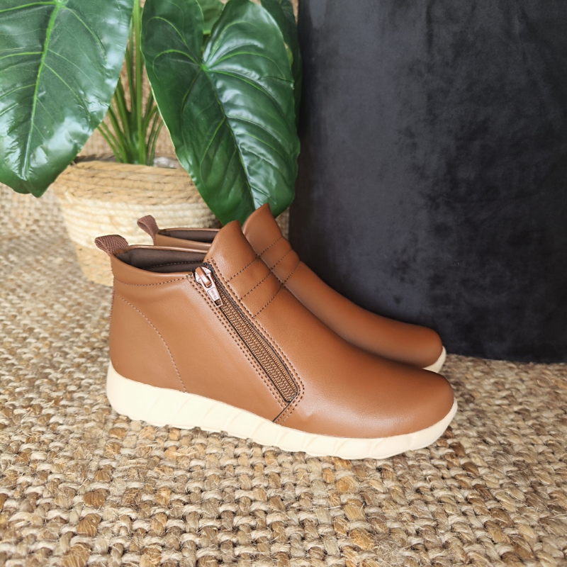 Elegante e fashion, para garantir conforto aos seus pés, a bota Fabi é uma opção ideal. Leve e flexível, este modelo foi pensado nas necessidades de todas as mulheres. Com super amortecimento, proporciona maior absorção de impactos. O acabamento confortável e o forro super macio tornam-na indispensável para quem precisa ficar horas de pé no trabalho.